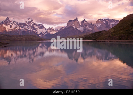 Alba sul lago Pehoe, Paine Grande e Los Cuernos, Parco Nazionale Torres del Paine, Patagonia, Cile Foto Stock