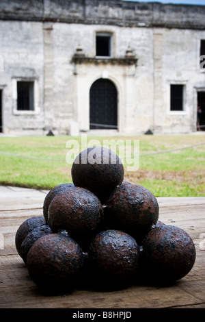 Pila di palle di cannone interno del Castillo de San Marcos in St Agustine, Florida. Foto Stock