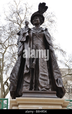 La regina Elisabetta Regina madre statua con la statua di suo marito King George VI. Il centro commerciale di Londra, Inghilterra. Foto Stock