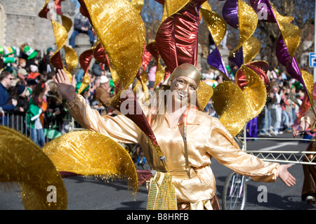 Un partecipante onde per la folla di il giorno di San Patrizio parata in Dublino Irlanda Foto Stock