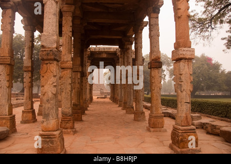 Colonne artistiche sono tutto ciò che rimane di questo antico monumento all'interno del Qutub Minar complesso. I pilastri un ottimo aspetto. Foto Stock