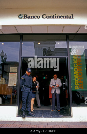 Ecuadorans, Ecuadoran, persone, cliente, client security guard, Continental Bank, Quito Pichincha Provincia, Ecuador, Sud America Foto Stock