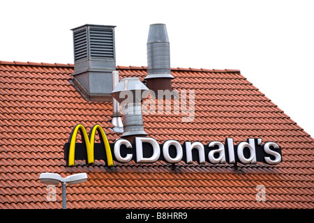 McDonalds segno sul tetto del ristorante Foto Stock