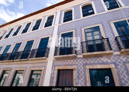 Vecchio edificio coloniale con tipico portoghese piastrelle blu in centro storico a Sao Luis Maranhao Brasile Foto Stock