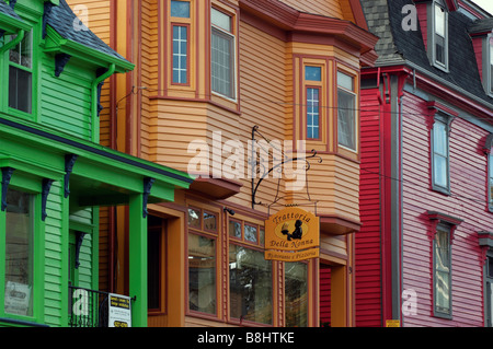 Dipinto luminosamente case tradizionali in Lunenburg Nova Scotia Canada Foto Stock