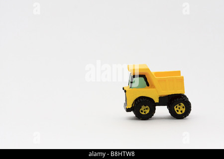 Giallo autocarro con cassone ribaltabile su sfondo bianco. Foto Stock