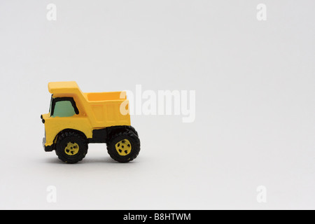 Giallo autocarro con cassone ribaltabile su sfondo bianco. Foto Stock