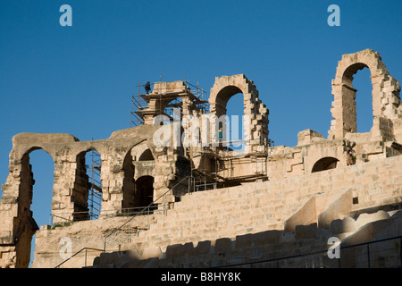 Restauro di alcuni archi mostra la scala monumentale ot il colossale anfiteatro romano di El Djem in Tunisia Foto Stock