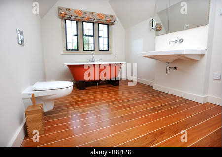 Un moderno e lussuoso bagno con vasca separata si riflette nel bacino specchio REGNO UNITO Foto Stock