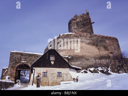 Resti del castello medievale in Bolków in inverno Bassa Slesia regione della Polonia Foto Stock