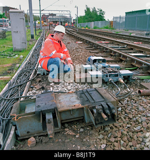 Contraente esamina una nuova sostituzione motore punti nel corso di un programma di aggiornamento su un busto del sistema ferroviario. Foto Stock