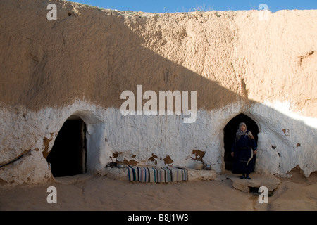 Nel sud della Tunisia è Matmata paesaggio Berber famiglie vivono in abitazioni rupestri--semplice, comodo e sempre fresco Foto Stock