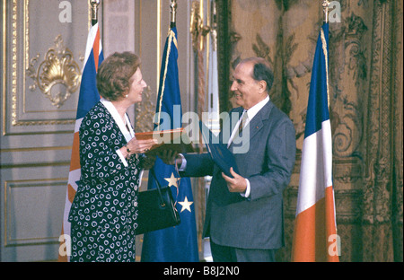 Il Primo ministro Thatcher e il Presidente Mitterrand ratificare il Tunnel sotto la Manica trattato nel 1987, dando il via libera per il progetto. Foto Stock