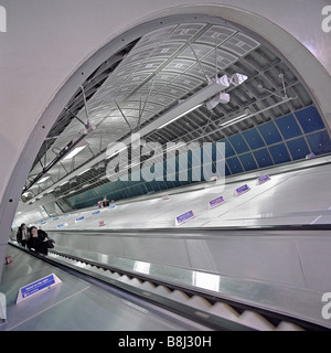 London Bridge passeggeri utilizzando Escalator sulla Jubilee Line Extension, la parte più nuova di London Underground della rete metropolitana Foto Stock