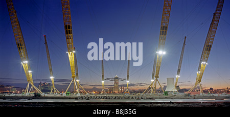 Come una gigantesca tela di ragno, il cavo net struttura viene sollevato durante la fase di costruzione del Millennium Dome/O2 Arena di Londra, Regno Unito. Foto Stock