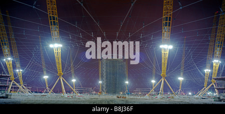 Come una gigantesca tela di ragno, il cavo net struttura viene sollevato durante la fase di costruzione del Millennium Dome/O2 Arena di Londra, Regno Unito. Foto Stock