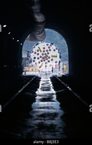 I contraenti preparare per il lancio di macchina di foratura di gallerie in acces albero, per scavare tunnel di energia idroelettrica in Ecuador. Foto Stock