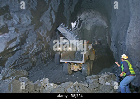 Lo scavo del tunnel di collegamento per la centrale idroelettrica in Ecuador che produrrà e industriali di energia elettrica domestica. Foto Stock