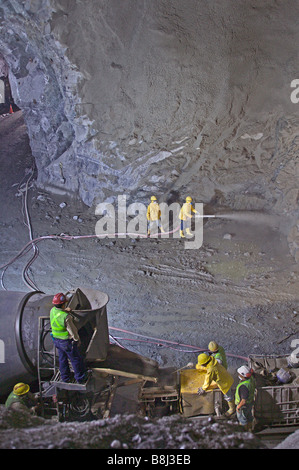 Supporto di shotcreting tunnel di collegamento per la centrale idroelettrica in Ecuador che produrrà e industriali di energia elettrica domestica. Foto Stock