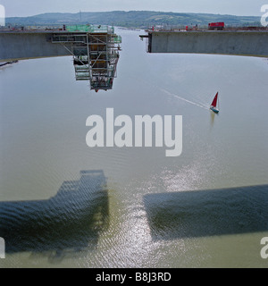 Ombre glisten sul fiume Medway come entrambe le metà del Channel Tunnel Rail Link viadotto che si avvicina al loro punto di incontro. Foto Stock