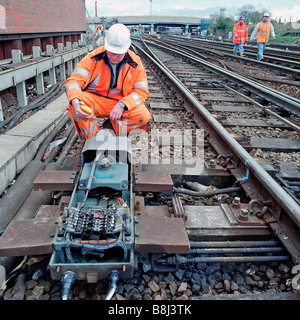 Ispettore esaminare le attrezzature durante l'aggiornamento dell'infrastruttura a Ashford International Station su Channel Tunnel Rail Link. Foto Stock