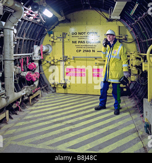 Eurotunnel ingegnere di sistemi di controllo di emergenza di un condotto incrociato tra un Channel Tunnel Rail tunnel e il tunnel di servizio Foto Stock