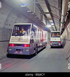 Due STTS veicoli appositamente progettati per il Tunnel sotto la Manica di una galleria di servizio, passare in modo sicuro utilizzando una regione sepolta di filo guida sistema. Foto Stock