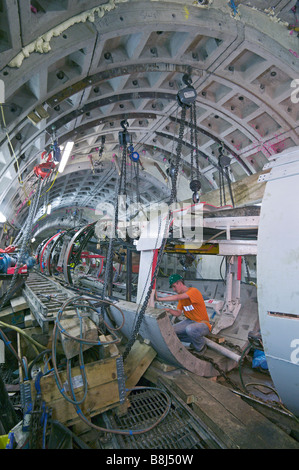 I contraenti preparare per il lancio di macchina di foratura di gallerie a scavare il cavo di alimentazione tunnel sotto il fiume Tamigi a Londra. Foto Stock