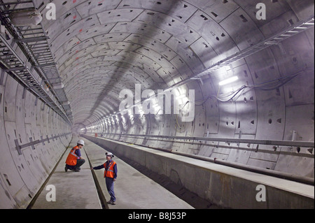 Ingegneri di ispezionare la sezione di completamento tunnel ferroviari durante il Channel Tunnel Rail Link (Alta velocità 1) progetto a Londra, Regno Unito. Foto Stock