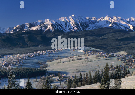 Monti Tatra con ritardi di neve di primavera visto da Bukowina Tatrzanska Podhale nella regione di Malopolska in Polonia Foto Stock