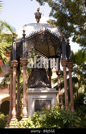 Una statua di Queen-Empress Victoria sorge nei giardini di Madras University. La statua è un remant del periodo coloniale. Foto Stock