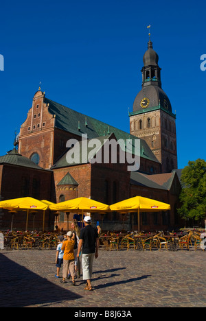 La famiglia a Doma laukums quadrato con Doma baznica cattedrale di Riga, Lettonia Europa Foto Stock