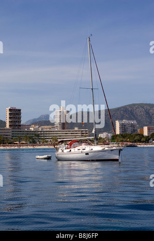 Uno yacht si appoggia all'ancora in uno dei molti porti dell'isola di Mallorca (Maiorca). Foto Stock