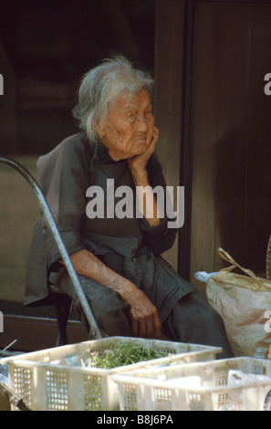 Anziani Hakka t lady vende generi alimentari freschi prodotti da strada in Sheung Shui, Nuovi Territori di Hong Kong Foto Stock