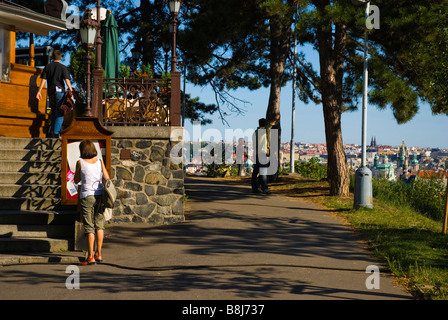 Donna che guarda il menu di Hanavsky pavilon il Hanau pavilion di Letenske Sady park a Praga Repubblica Ceca Europa Foto Stock