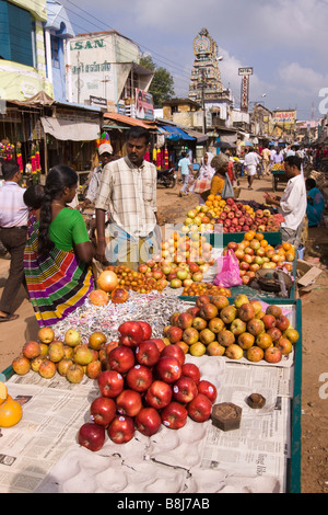 India Tamil Nadu Kumbakonam Kumbeshwara Bazaar di stallo di frutta nel mercato di strada Foto Stock