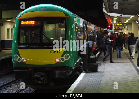 Classe 170 presso la stazione ferroviaria Birmingham New Street Foto Stock