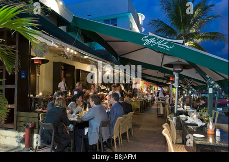 Ristorante di notte su Ocean Drive nel Quartiere Art Deco di South Beach, Miami Beach, Gold Coast, Florida, Stati Uniti d'America Foto Stock