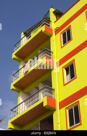 India Tamil Nadu Kumbakonam TSR Grande Via colorfully dipinte di verde e rosso ad alta luogo alloggiamento Foto Stock