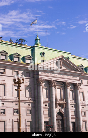 Edificio della Banca nazionale (Banco Nacional) che si affaccia sulla famosa Plaza de Mayo, Buenos Aires, Argentina. Foto Stock
