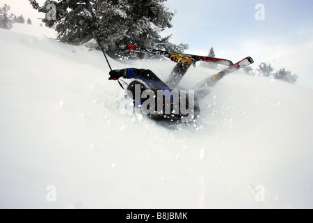 Sciatore in crash durante la discesa sul monte Hood in Oregon negli Stati Uniti Foto Stock