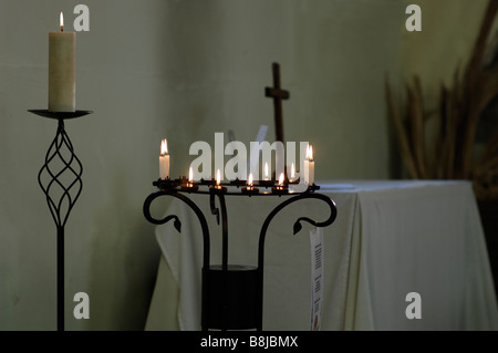 Candele accese all'interno della chiesa di Santa Maria, Chilham, Kent Foto Stock