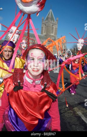 Un partecipante sorride alla folla in il giorno di San Patrizio parata in Dublino Irlanda Foto Stock