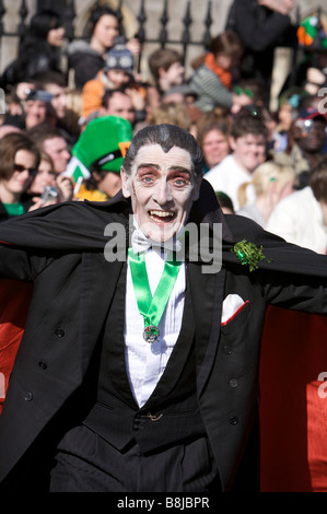 Un partecipante sorride alla folla in il giorno di San Patrizio parata in Dublino Irlanda Foto Stock