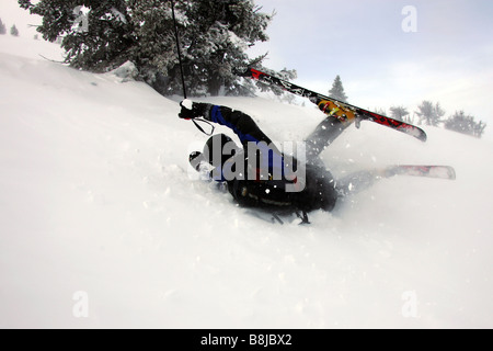 Sciatore in crash durante la discesa sul monte Hood in Oregon negli Stati Uniti Foto Stock