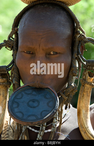 Donna della tribù dei Mursi bassa valle dell'Omo Etiopia Foto Stock