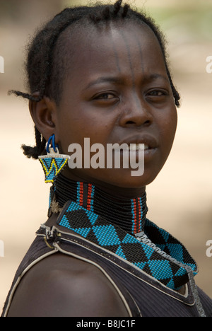 Ragazza Themay Themay tribù villaggio valle dell'Omo Etiopia Foto Stock