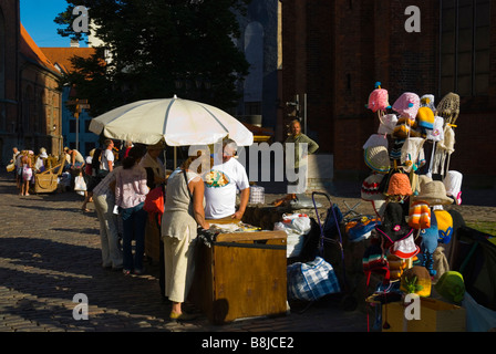 Bancarelle che vendono souvenir e artigianato presso il St Peters chiesa nella città vecchia di Riga Lettonia Europa Foto Stock