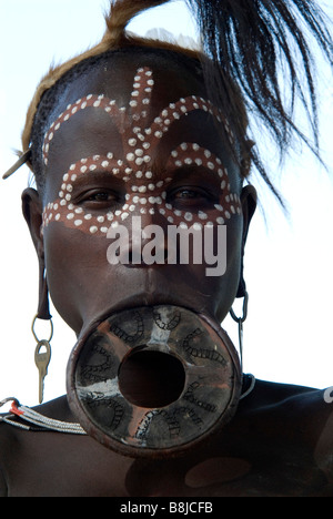 Giovane donna della tribù dei Mursi bassa valle dell'Omo Etiopia Foto Stock