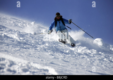Sciatore in discesa sul monte Hood in Oregon negli Stati Uniti Foto Stock